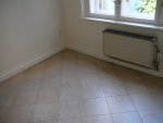 kuchyně, nový beton, dlažba, částečně omítky