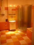 místnost č. 1- koupelna vše nové, pohled na hlavní uzávěr vody, místo dvířek obkladačka je použita  obkladačka opatřena magnety, ta na foto není záměrně osazena