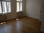 místnost č.4 pohled na opálená a nově nalakovaná okna,radiátory a rozvody původní