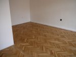 místnost č. 4, zrepasované parkety, v čele začištěný prostup sádrokartonem do místnosti č.3