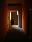 takto vypadala chodba původně, chybí prostup do kuchyně, podlaha byla vytrhána a nově vybetonována