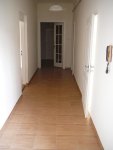 chodba, nový beton, dlažba, po pravé straně nové dveře do kuchyně a zrepasované původní do koupelny