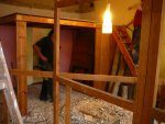 místnost č. 4 byla původně rozdělena umakartovou příčkou na dvě malé, a v jedné z nich bylo zároveň vatvořeno patro na spaní
