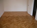 místnost č. 2, pohled na doložené parkety, které byly naformátovány a nalepeny na nový betonový podklad, tyto parkety byly demontovány v místnosti č. 3